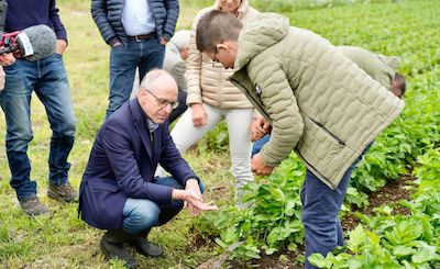 (de g. à dr.) Luc Frieden, Premier ministre ; Martine Hansen, ministre de l'Agriculture, de l'Alimentation et de la Viticulture ; Pol Fischbach, agriculteur biologique, Ferme biologique Fischbach