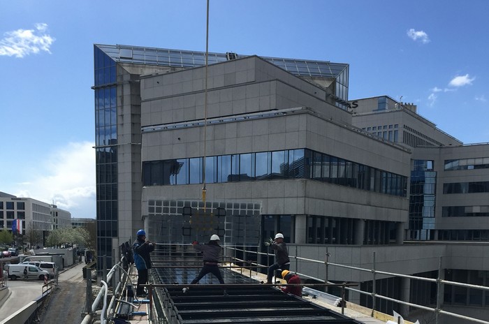 Passerelle avec panneaux sur-mesure pour BNP Paribas