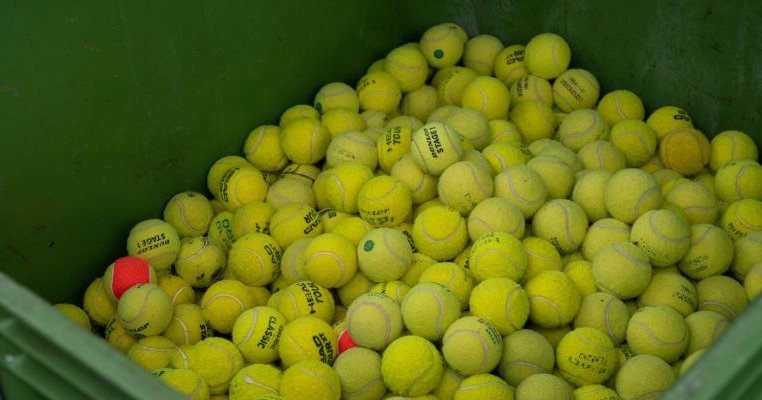 Pourquoi les balles de tennis sont jaunes ? - Marie Claire